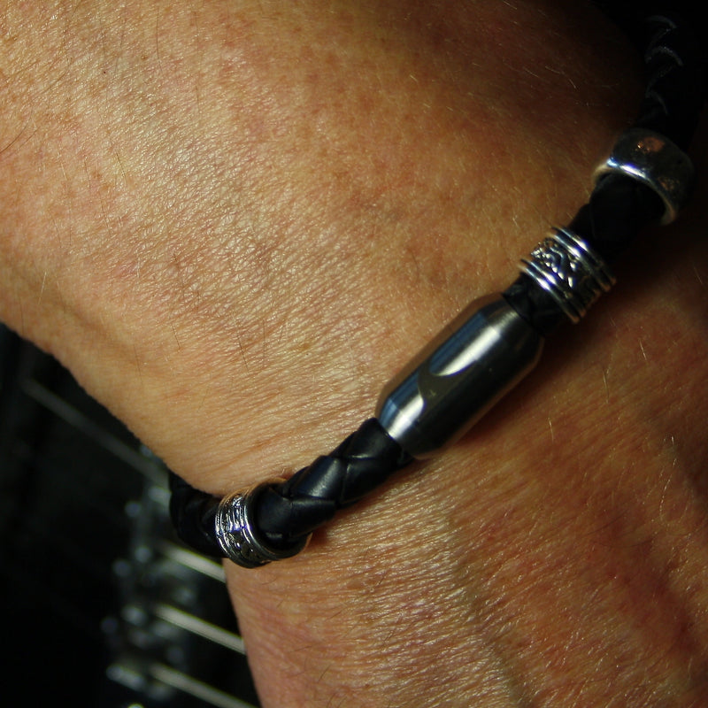 lederarmband-herren-damen-schwarz-silber-sylt-charm-geflochten-Edelstahlverschluss-getragen-wavepirate-shop-f