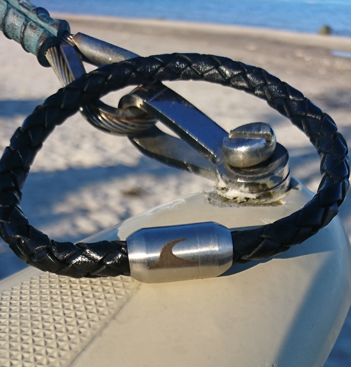 lederarmband-herren-damen-schwarz-silber-sylt-geflochten-Edelstahlverschluss-detail-wavepirate-shop-f