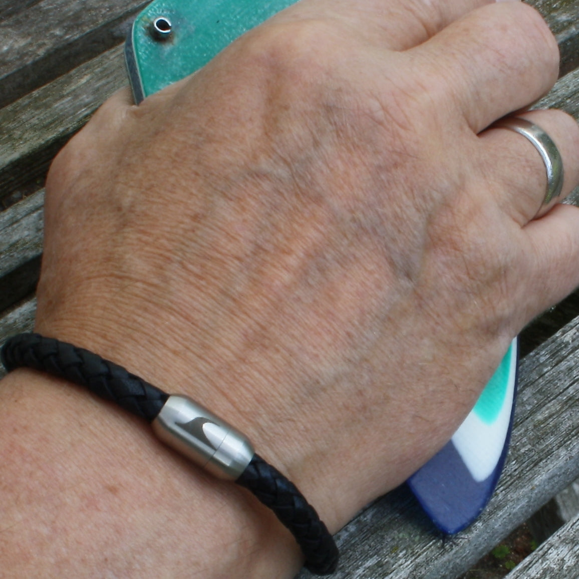 lederarmband-herren-damen-schwarz-silber-sylt-geflochten-Edelstahlverschluss-getragen-wavepirate-shop-f