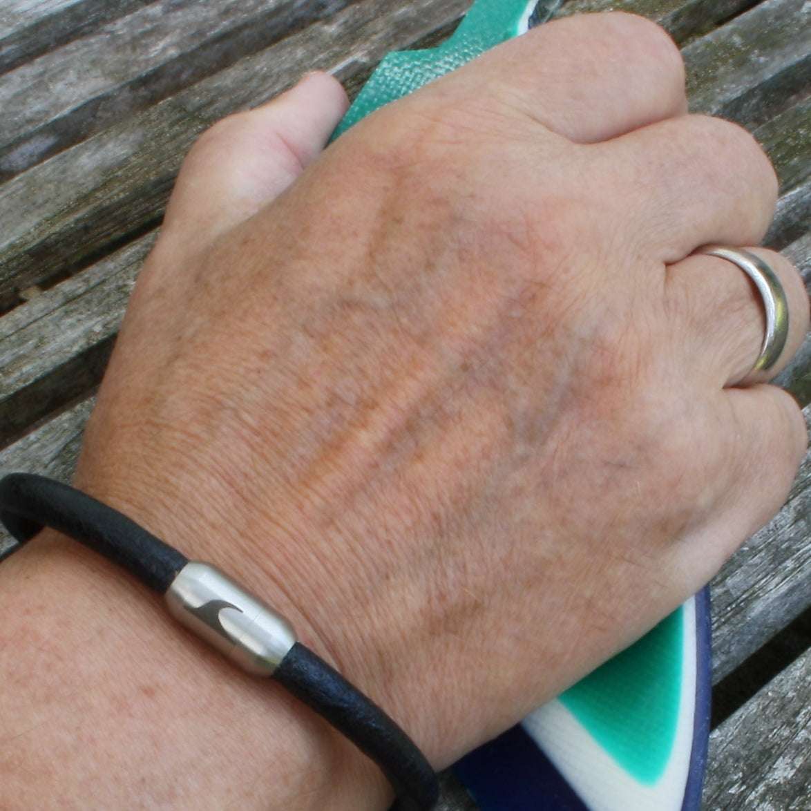 lederarmband-herren-damen-schwarz-silber-sylt-massiv-Edelstahlverschluss-getragen-wavepirate-shop-r