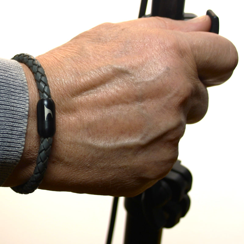 lederarmband-herren-damen-schwarz-sw-sylt-geflochten-Edelstahlverschluss-getragen-wavepirate-shop-f