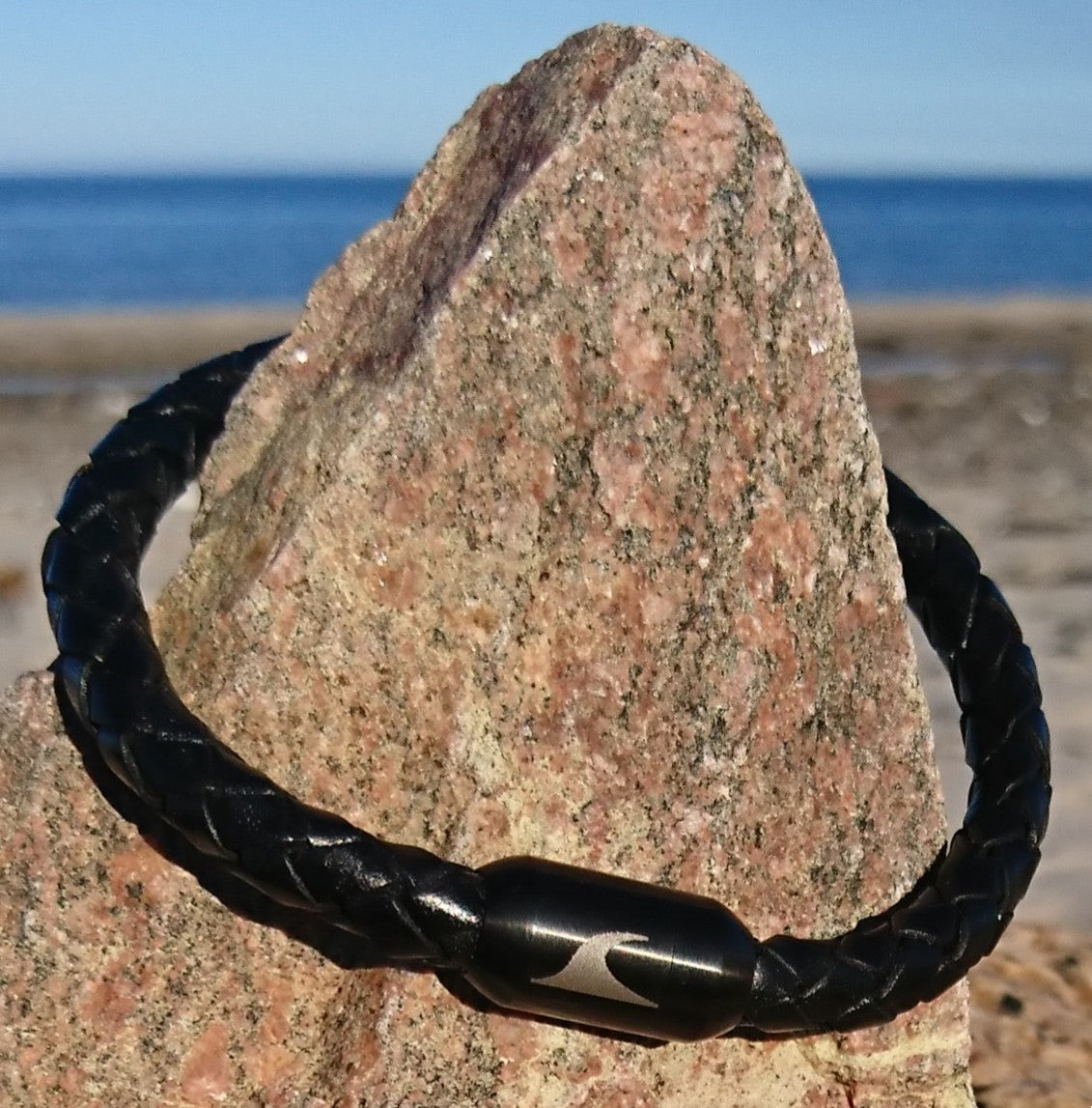 lederarmband-herren-damen-schwarz-sylt-geflochten-Edelstahlverschluss-detail-wavepirate-shop-f1