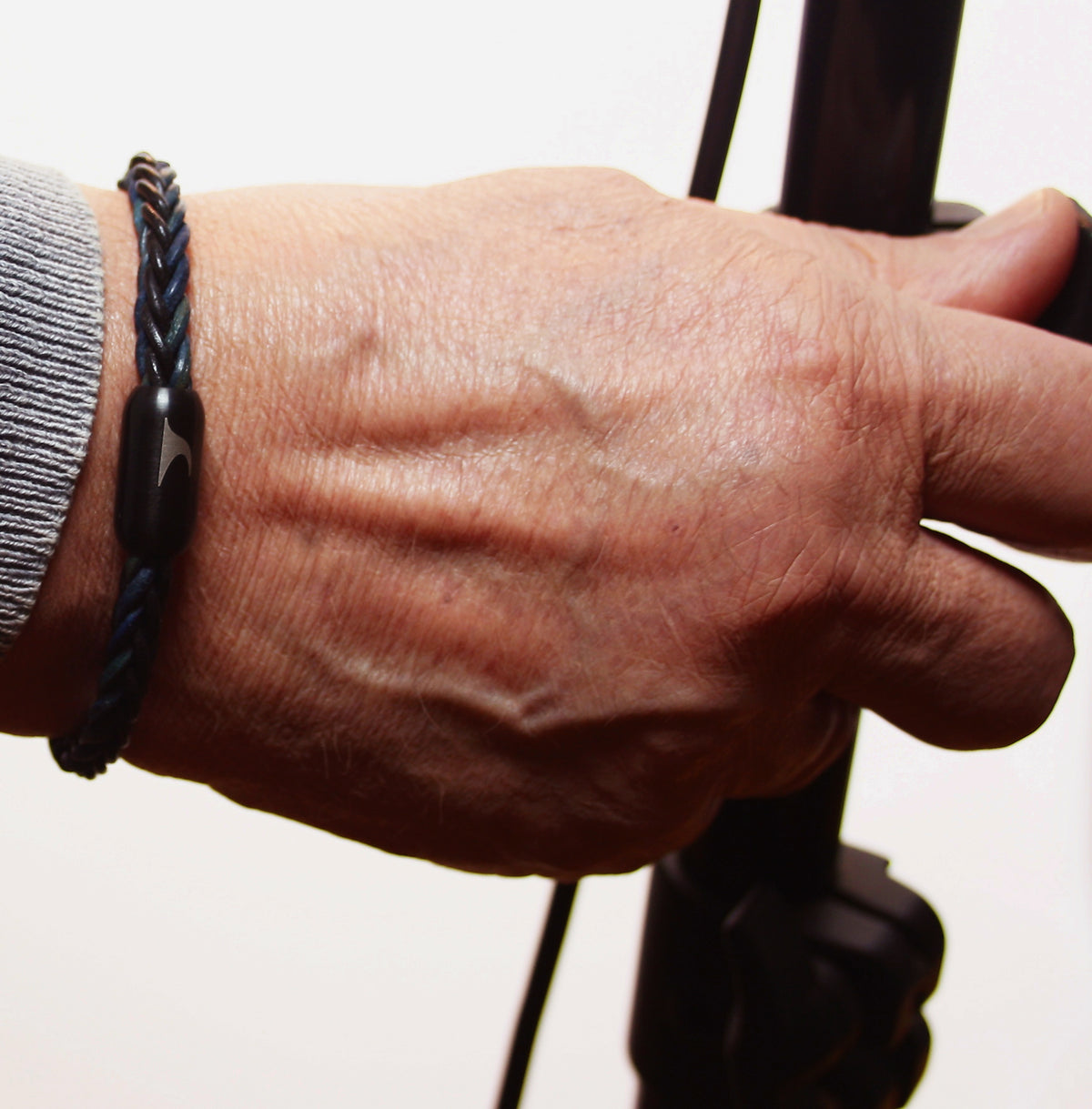 lederarmband-herren-damen-schwarz-sylt-geflochten-Edelstahlverschluss-getragen-wavepirate-shop-8