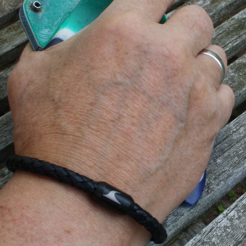 lederarmband-herren-damen-schwarz-sylt-geflochten-Edelstahlverschluss-getragen-wavepirate-shop-f