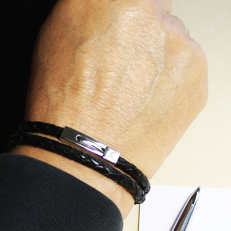 lederarmband-herren-damen-schwarz-two-geflochten-Edelstahlverschluss-getragen-wavepirate-shop-f