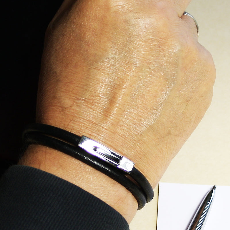 lederarmband-herren-damen-schwarz-two-massiv-Edelstahlverschluss-getragen-wavepirate-shop-r