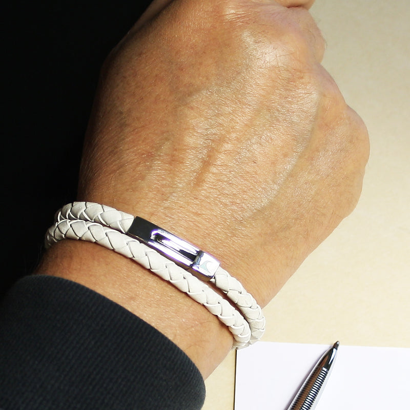 lederarmband-herren-damen-weiss-two-geflochten-Edelstahlverschluss-getragen-wavepirate-shop-f