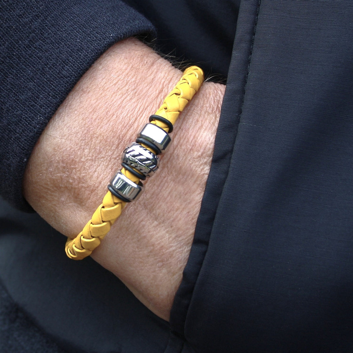 lederarmband-herren-gelb-silber-steel-geflochten-Edelstahlverschluss-getragen-wavepirate-shop-f1