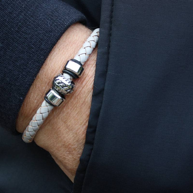 lederarmband-herren-grau-schwarz-steel-geflochten-Edelstahlverschluss-vorn-wavepirate-shop-f1