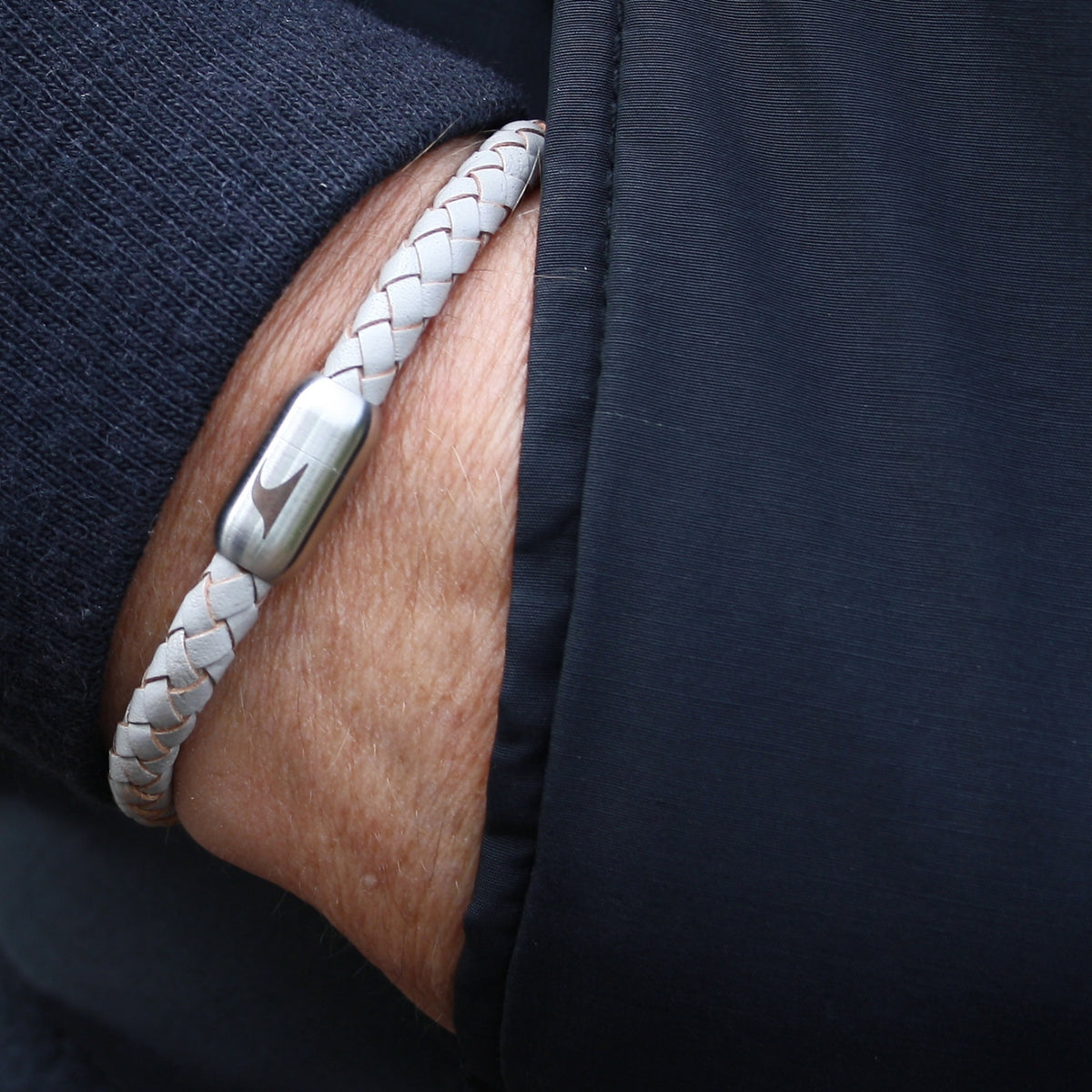 lederarmband-herren-grau-silber-steel-geflochten-Edelstahlverschluss-getragen-wavepirate-shop-f1