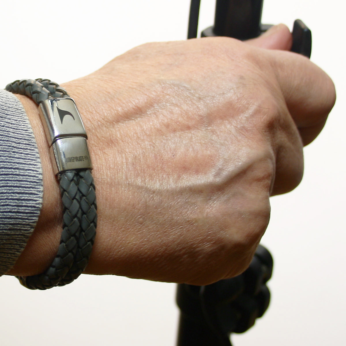 lederarmband-herren-grau-xo-geflochten-Edelstahlverschluss-getragen-wavepirate-shop-f-1