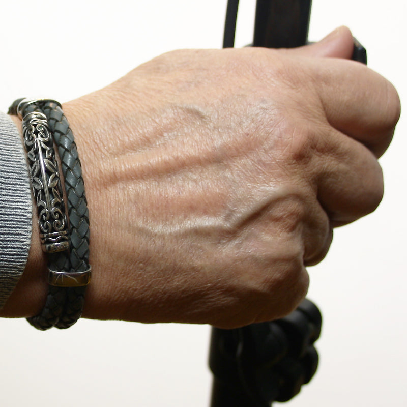 lederarmband-herren-grau-xo-geflochten-Edelstahlverschluss-getragen-wavepirate-shop-f