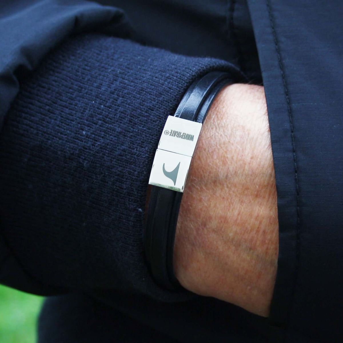 lederarmband-herren-line-schwarz-schwarz-flach-Edelstahlverschluss-getragen-wavepirate-shop