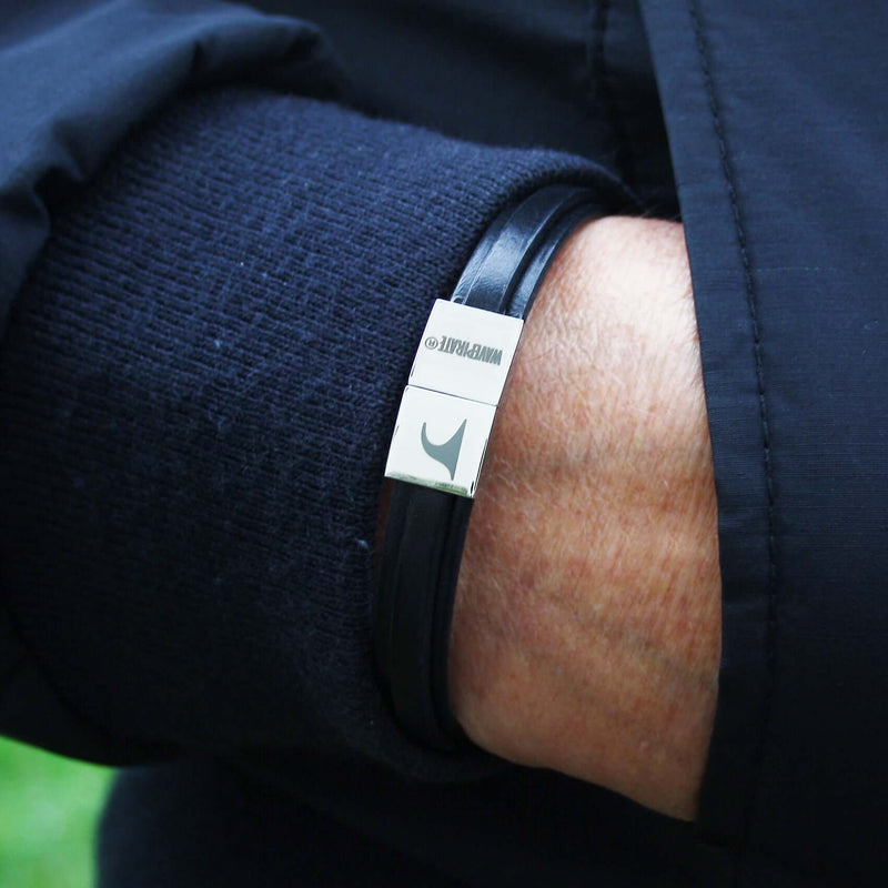 lederarmband-herren-line-schwarz-schwarz-flach-Edelstahlverschluss-getragen-wavepirate-shop