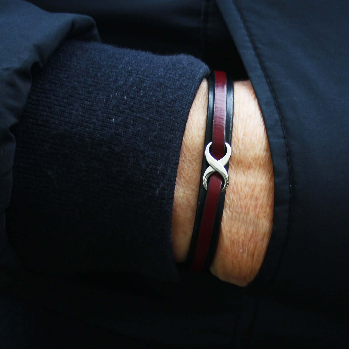 lederarmband-herren-schwarz-bordeaux-infinity-Edelstahlverschluss-getragen-wavepirate-shop