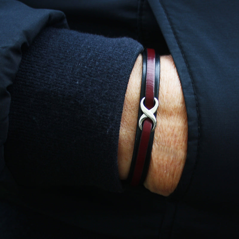 lederarmband-herren-schwarz-bordeaux-infinity-Edelstahlverschluss-getragen-wavepirate-shop