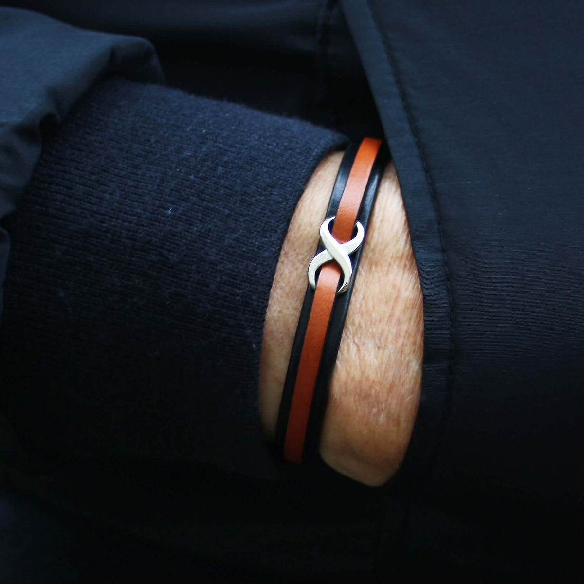 lederarmband-herren-schwarz-cognac-infinity-Edelstahlverschluss-getragen-wavepirate-shop