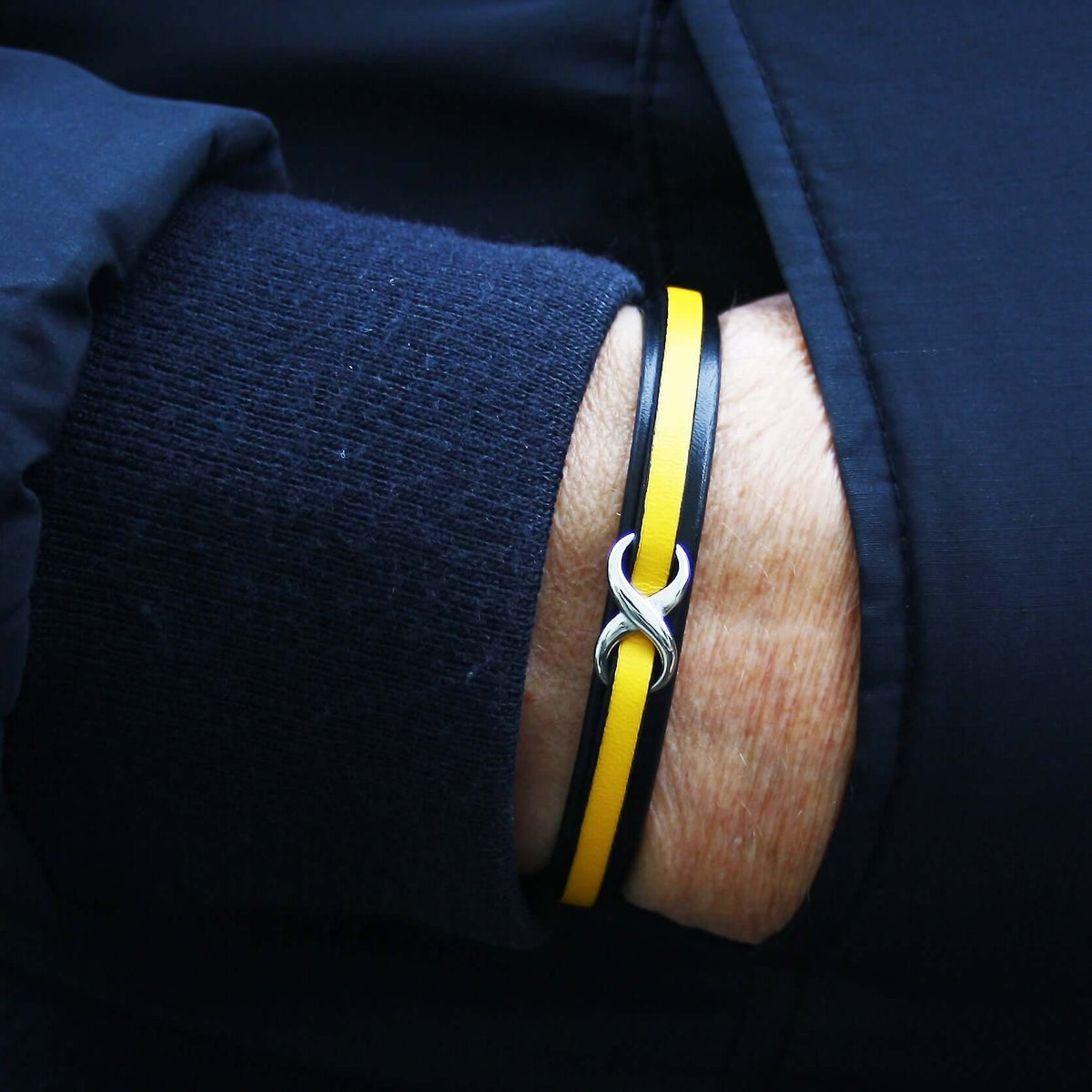 lederarmband-herren-schwarz-gelb-infinity-Edelstahlverschluss-getragen-wavepirate-shop