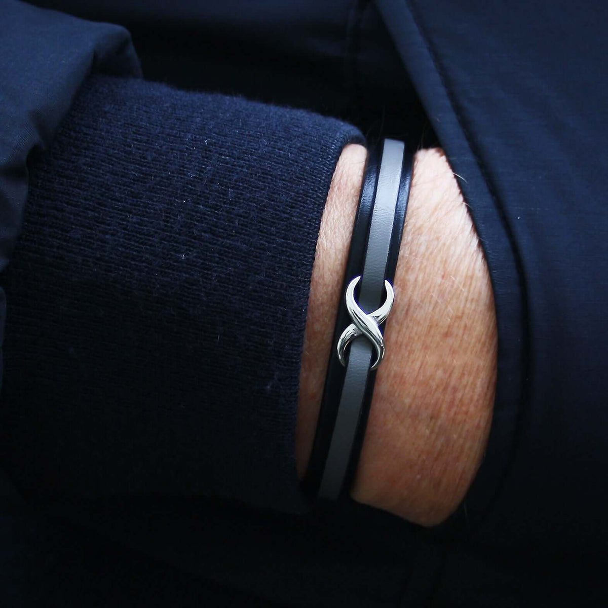 lederarmband-herren-schwarz-grau-infinity-Edelstahlverschluss-getragen-wavepirate-shop