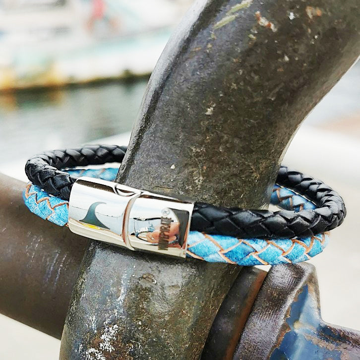 lederarmband-herren-schwarz-hellblau-swell-geflochten-Edelstahlverschluss-detail-wavepirate-shop-sw