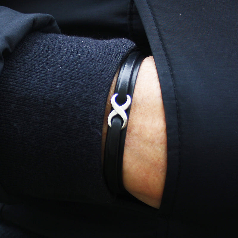 lederarmband-herren-schwarz-infinity-Edelstahlverschluss-getragenn-wavepirate-shop
