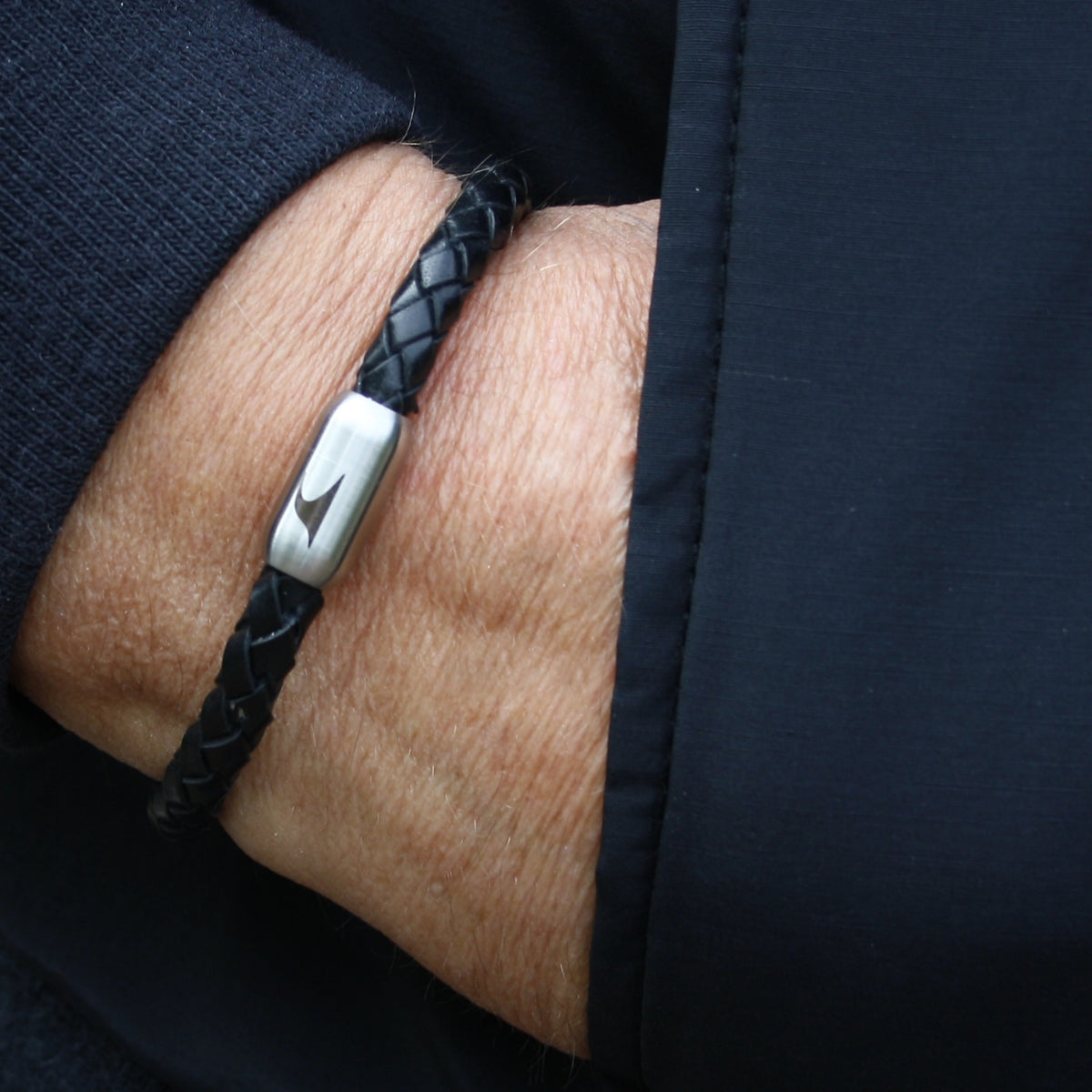 lederarmband-herren-schwarz-silber-steel-geflochten-Edelstahlverschluss-getragen-wavepirate-shop-f