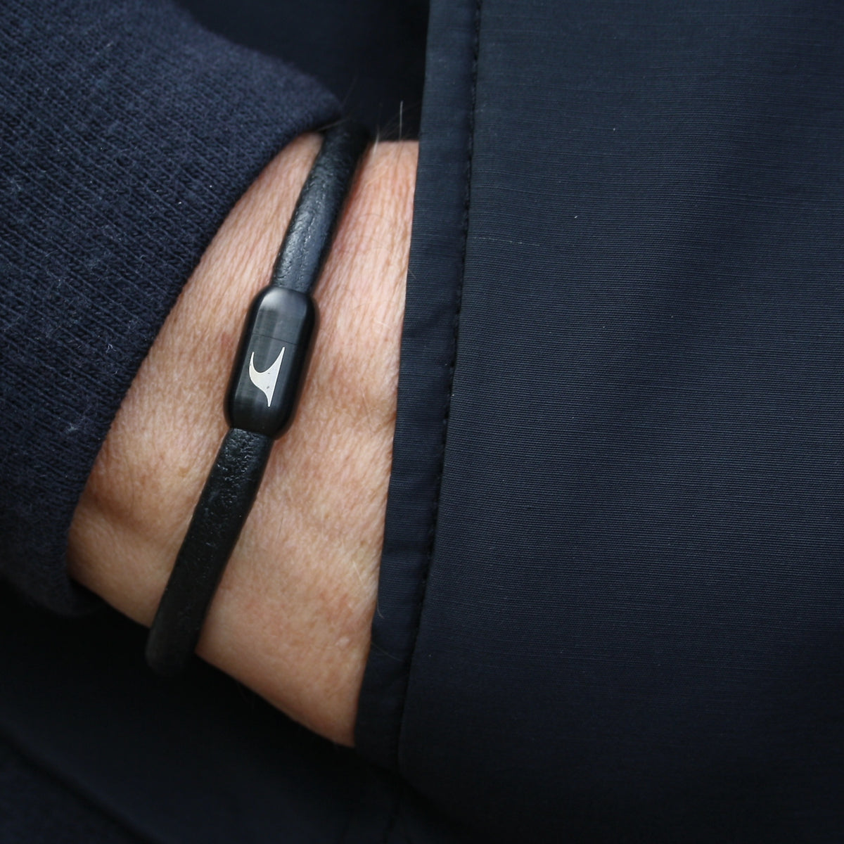 lederarmband-herren-schwarz-steel-massiv-Edelstahlverschluss-getragen-wavepirate-shop-r