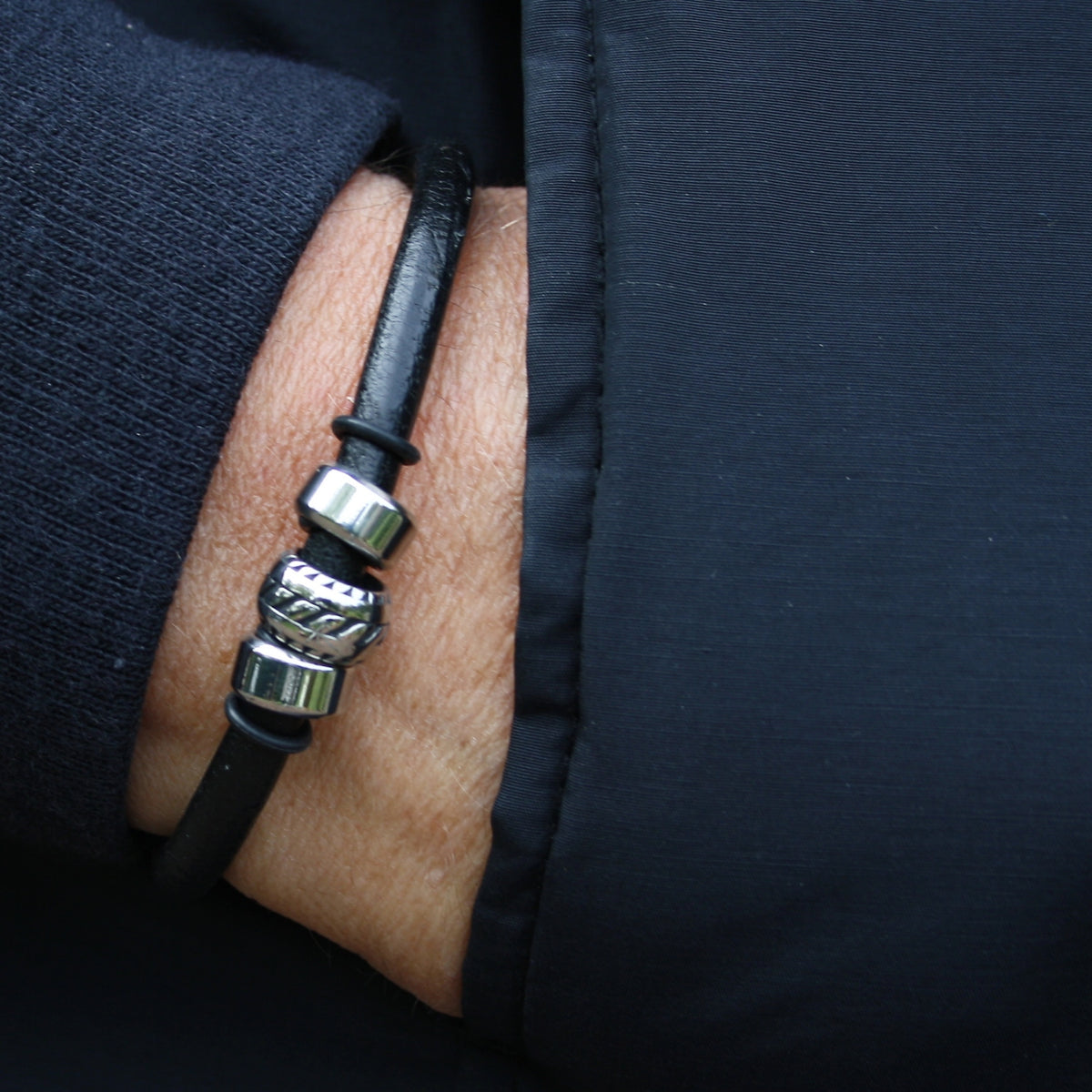 lederarmband-herren-schwarz-steel-massiv-Edelstahlverschluss-getragen-wavepirate-shop-r1