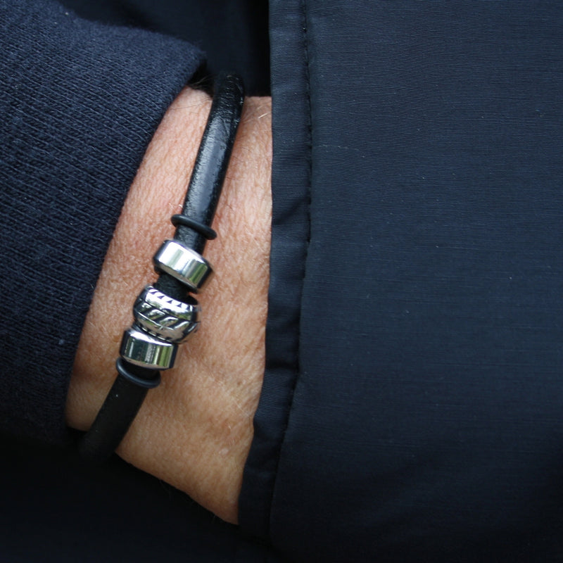 lederarmband-herren-schwarz-steel-massiv-Edelstahlverschluss-getragen-wavepirate-shop-r1
