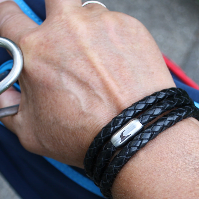 lederarmband-herren-schwarz-storm-geflochten-Edelstahlverschluss-getragen-wavepirate-shop-f