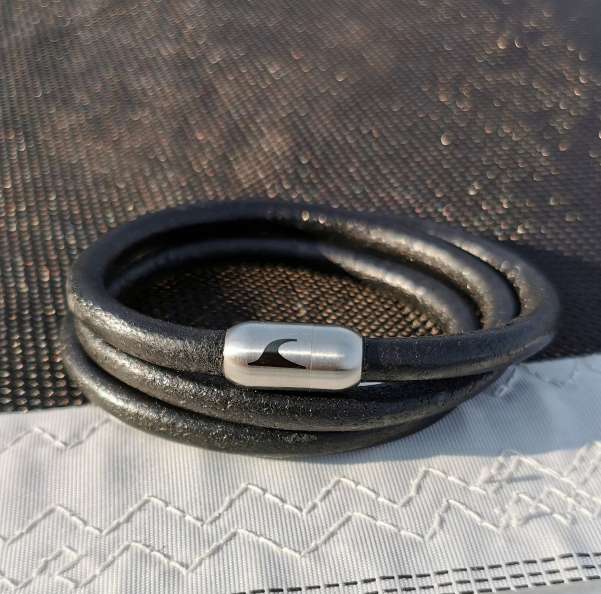 lederarmband-herren-schwarz-storm-massiv-Edelstahlverschluss-detail-wavepirate-shop-r