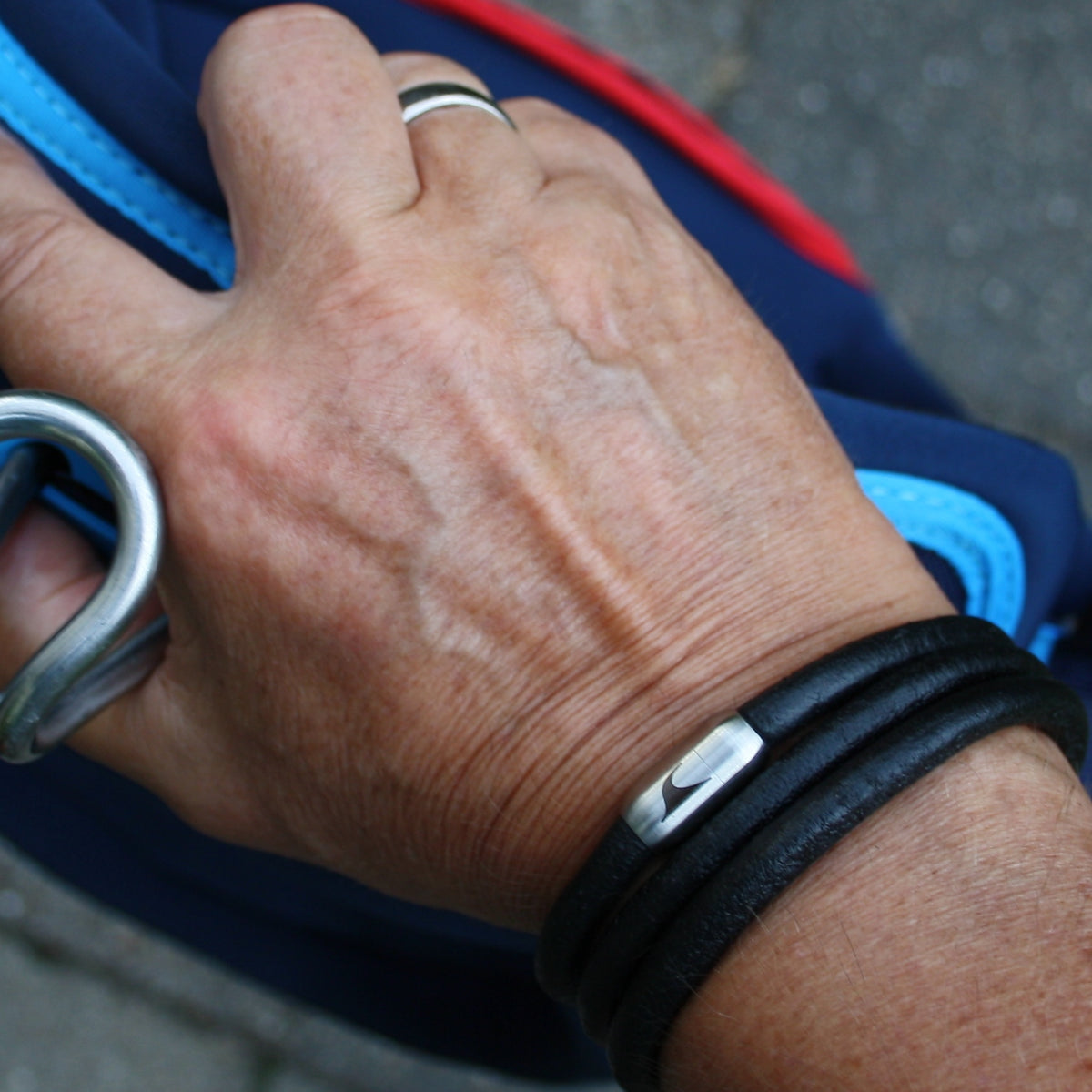 lederarmband-herren-schwarz-storm-massiv-Edelstahlverschluss-getragen-wavepirate-shop-r