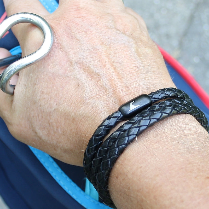 lederarmband-herren-schwarz-sw-storm-geflochten-Edelstahlverschluss-getragen-wavepirate-shop-f