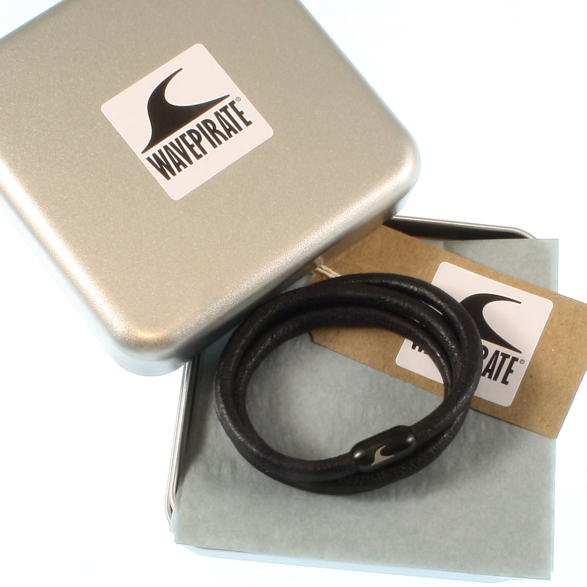 lederarmband-herren-schwarz-sw-storm-massiv-Edelstahlverschluss-geschenkverpackung-wavepirate-shop-r