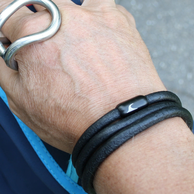 lederarmband-herren-schwarz-sw-storm-massiv-Edelstahlverschluss-getragen-wavepirate-shop-r