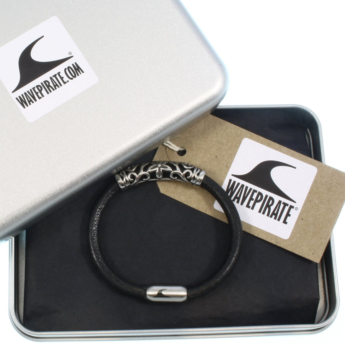 lederarmband-herren-schwarz-sylt-xo-massiv-Edelstahlverschluss-geschenkverpackung-wavepirate-shop-r
