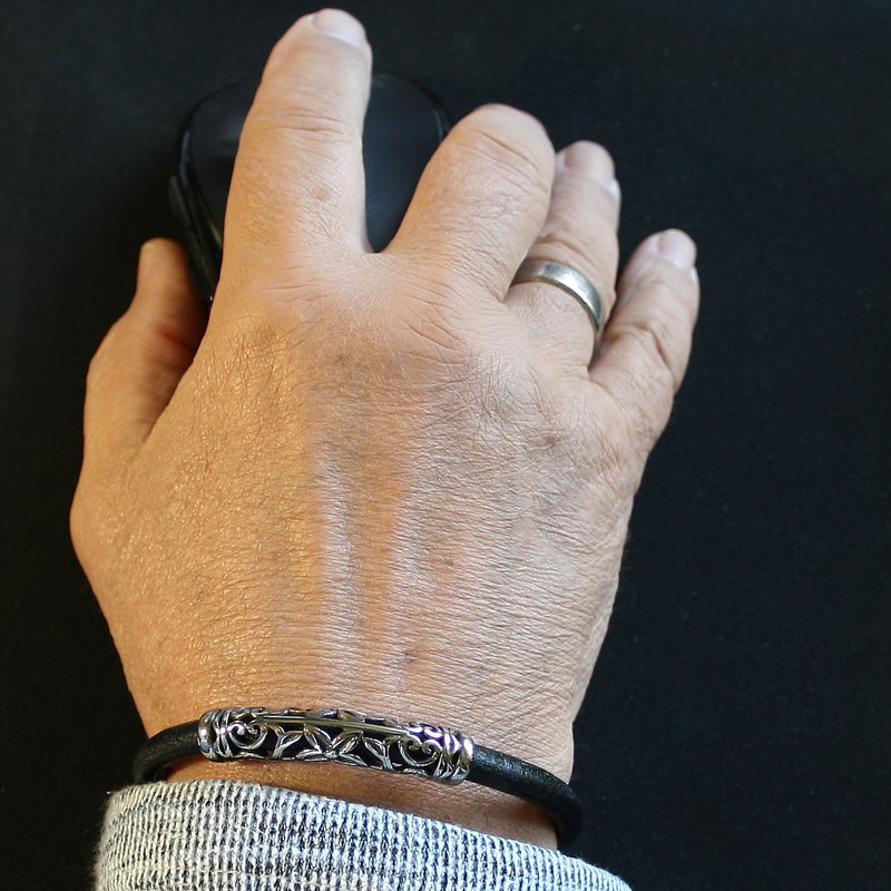 lederarmband-herren-schwarz-sylt-xo-massiv-Edelstahlverschluss-getragen-wavepirate-shop-r2