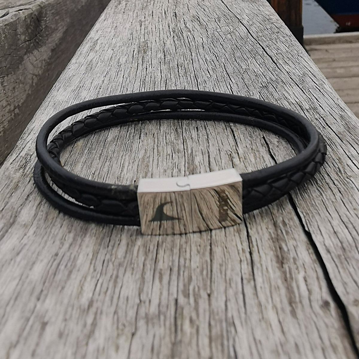 lederarmband-herren-schwarz-trio-geflochten-Edelstahlverschluss-detail-wavepirate-shop-f