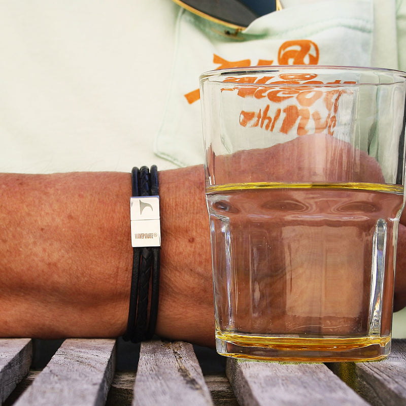 lederarmband-herren-schwarz-trio-geflochten-Edelstahlverschluss-getragen1-wavepirate-shop-f