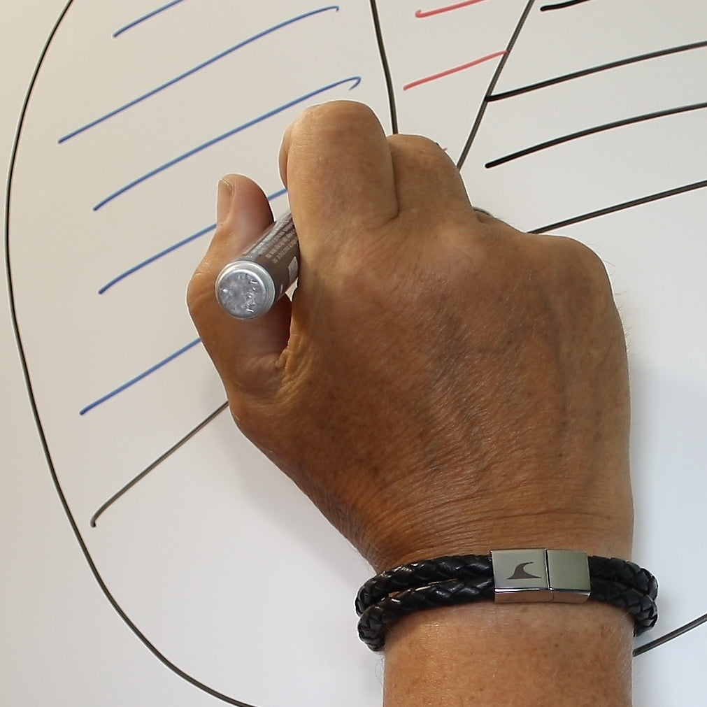 lederarmband-herren-schwarz-xo-geflochten-Edelstahlverschluss-getragen-wavepirate-shop-f-1