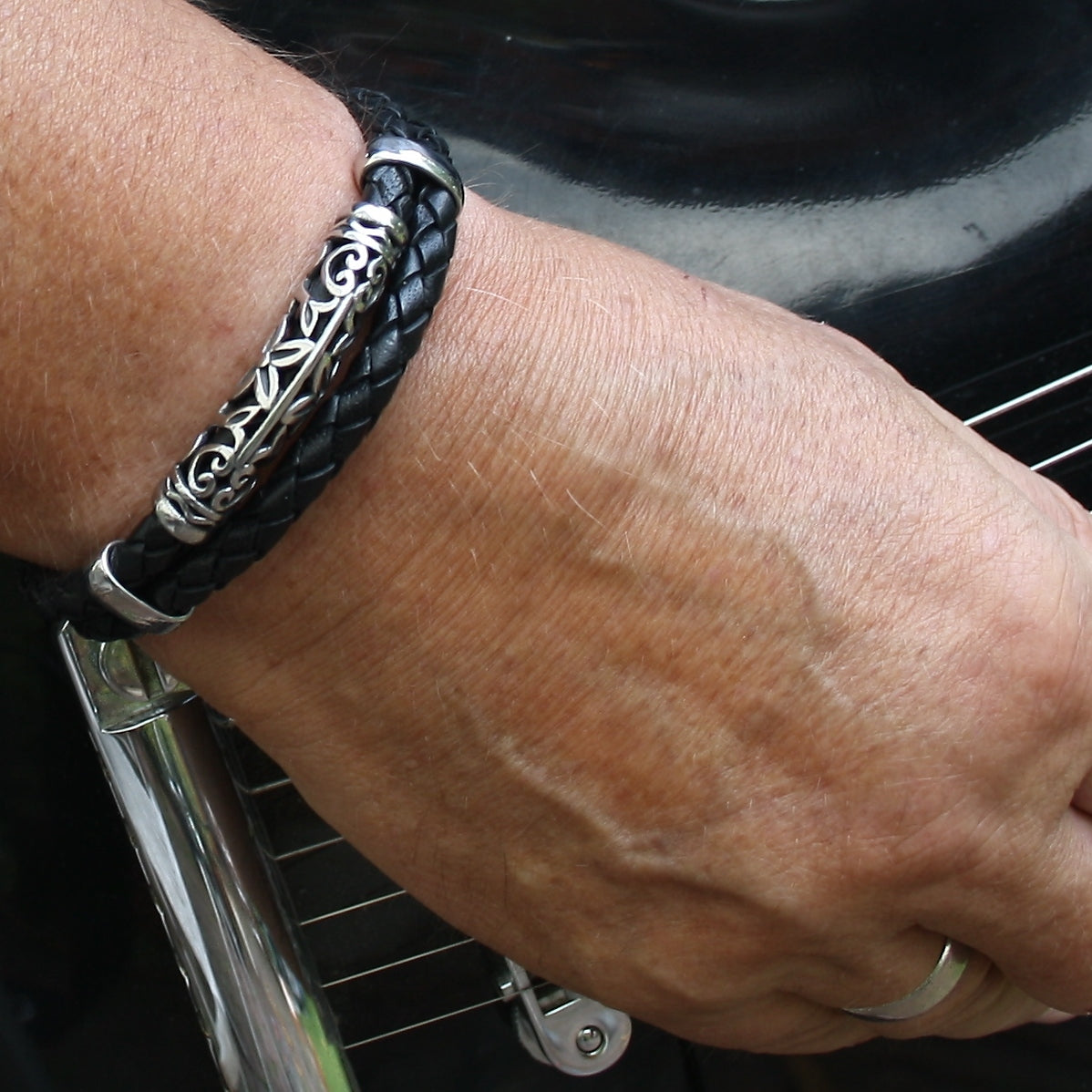 lederarmband-herren-schwarz-xo-geflochten-Edelstahlverschluss-getragen-wavepirate-shop-f