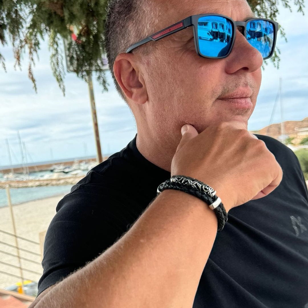 lederarmband-herren-schwarz-xo-geflochten-Edelstahlverschluss-getragen-wavepirate-shop-f1