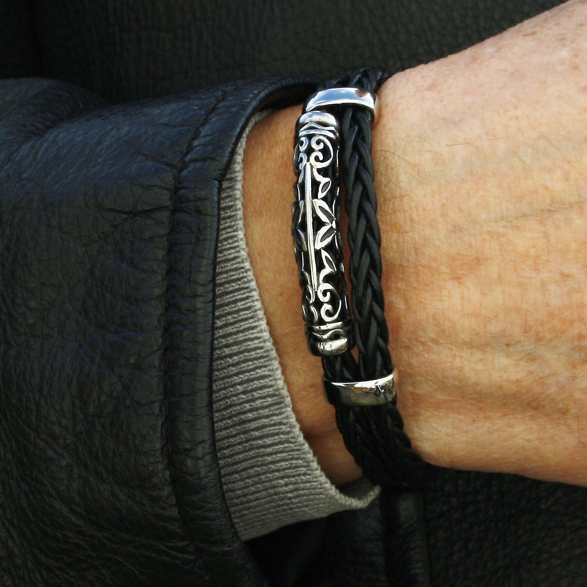 lederarmband-herren-schwarz-xo-geflochten-Edelstahlverschluss-getragen-wavepirate-shop-z8