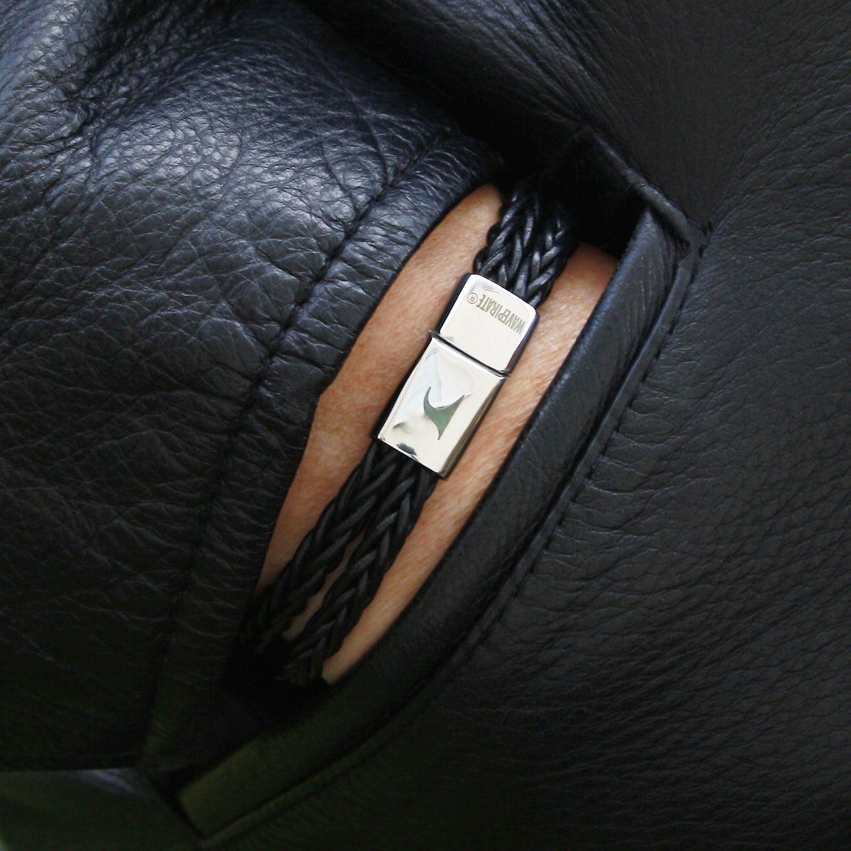 lederarmband-herren-schwarz-xo-geflochten-Edelstahlverschluss-getragen-wavepirate-shop-z81