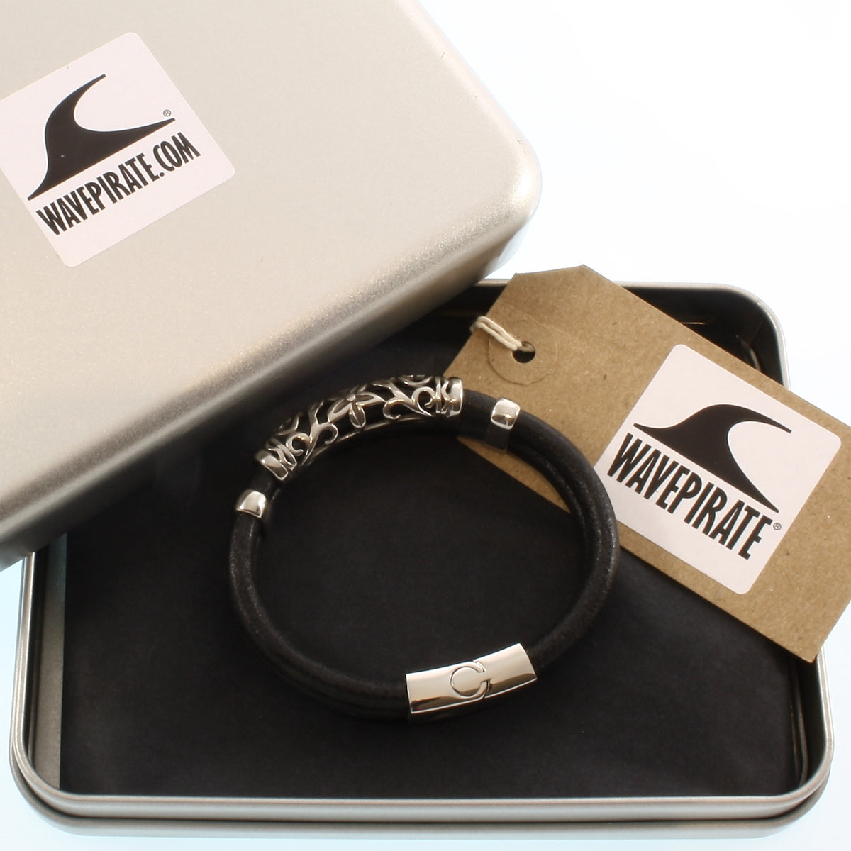 lederarmband-herren-schwarz-xo-massiv-Edelstahlverschluss-geschenkverpackung-wavepirate-shop-r