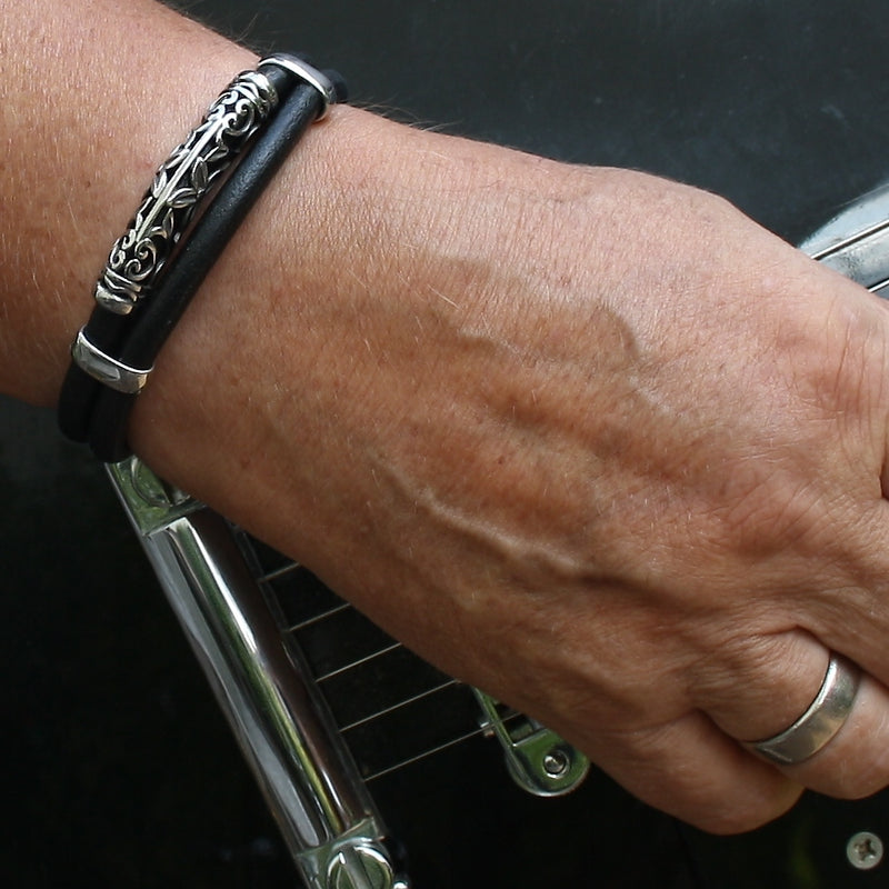 lederarmband-herren-schwarz-xo-massiv-Edelstahlverschluss-getragen-wavepirate-shop-r