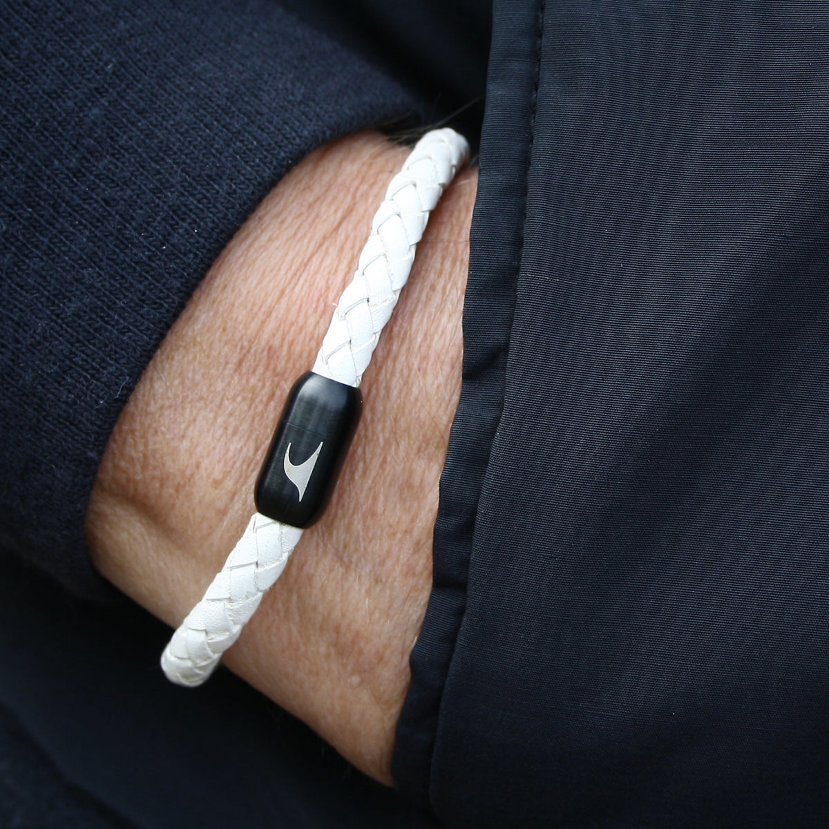 lederarmband-herren-weiss-schwarz-steel-geflochten-Edelstahlverschluss-getragen-wavepirate-shop-f