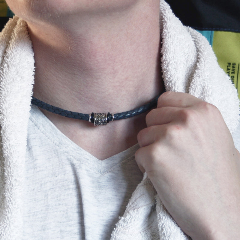 lederhalskette-Herren-damen-blau-shine-geflochten-Edelstahlverschluss-getragen-wavepirate-shop-f