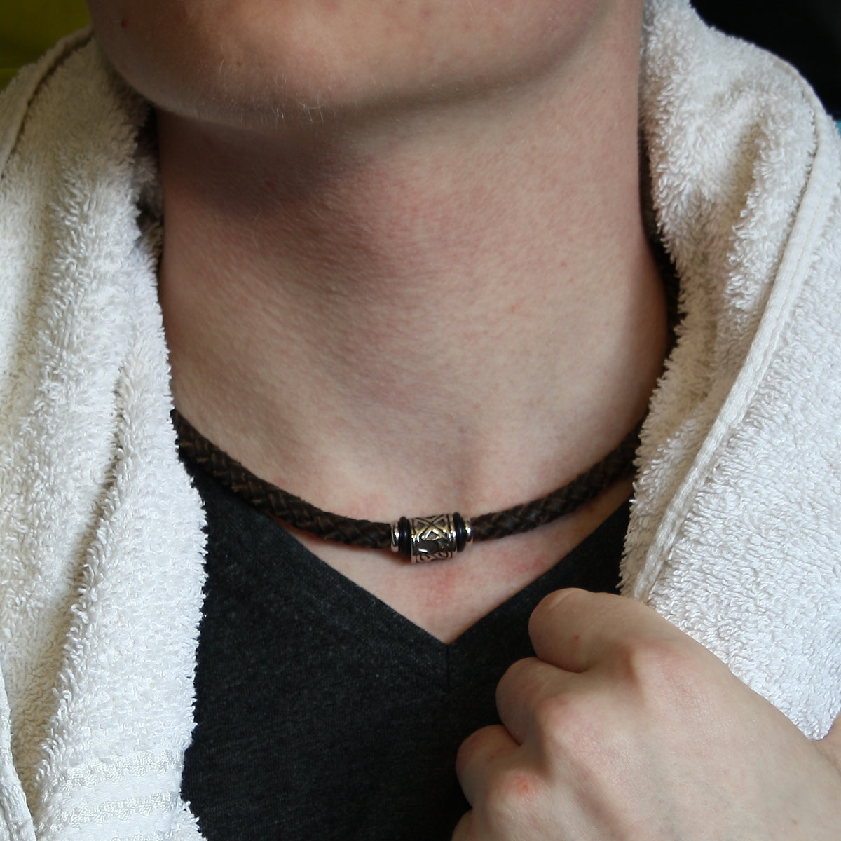 lederhalskette-Herren-damen-braun-shine-geflochten-Edelstahlverschluss-getragen-wavepirate-shop-f