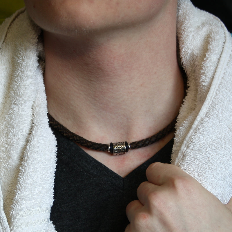 lederhalskette-Herren-damen-braun-shine-geflochten-Edelstahlverschluss-getragen-wavepirate-shop-f